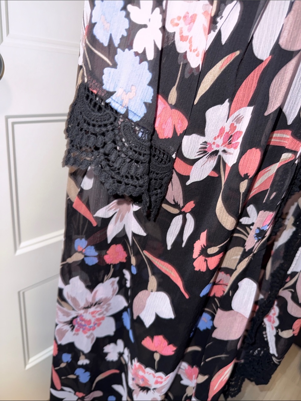 TORRID Floral Black Crochet Trim Kimono 1/2 - Picture 3 of 8